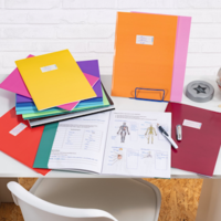 Schrijftafel met schriftjes en HERMA schriftomslagen