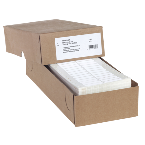 Eine geöffnete Kartonbox mit gestapelten, beschriftbaren Blättern darin. Die Box trägt ein Etikett mit Produktinformationen.