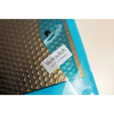 Transparente Hülle mit einem schwarzen, gewellten Innenmaterial und einem Aufkleber, der "Vertraulich" und "Entfernen" zeigt.