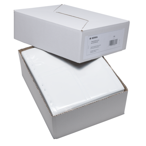 Weißer Karton mit transparenten Hüllen, teilweise geöffnet, um den Inhalt zu zeigen. Verpackung von HERMA.