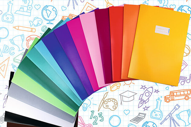 Kleurige mappen in een halve cirkel gerangschikt, voor een achtergrond met verschillende school- en kantoor-symbolen.
