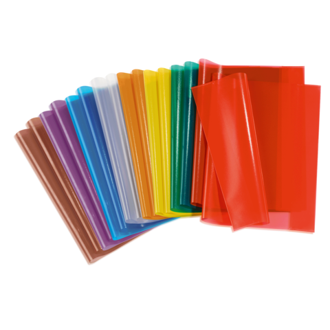 Bunte Kunststoffhüllen in verschiedenen Farben, angeordnet in einer Reihe, ideal für Dokumentenaufbewahrung oder Organisation.