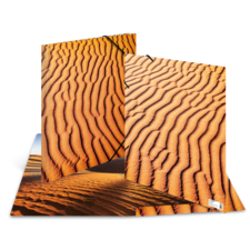 Sanddünen mit wellenförmigen Mustern in warmen Orangetönen, die die Textur und Form der Landschaft darstellen.