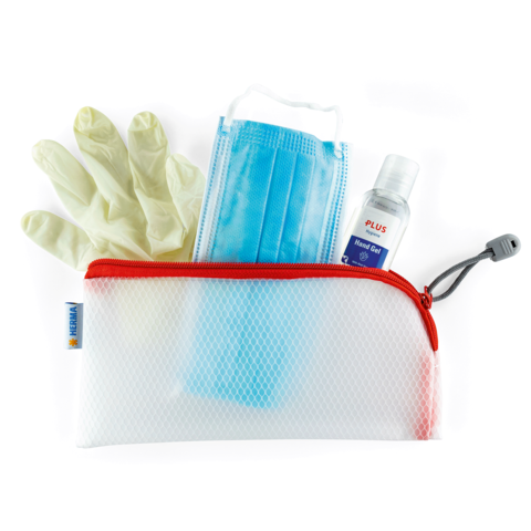 Ein durchsichtiger Beutel mit roten Akzenten, der eine blaue Gesichtsmaske, eine Flasche Handdesinfektionsmittel und ein Paar Gummihandschuhe enthält.