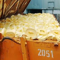 Duurzame etiketten: Containers met draagpapierafval, afval vermijden met het HERMA InNo-Liner-systeem.