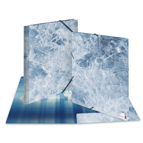 Eisige Ordner mit transparenten, blauen Cover-Designs, die auf einer Wasseroberfläche platziert sind.