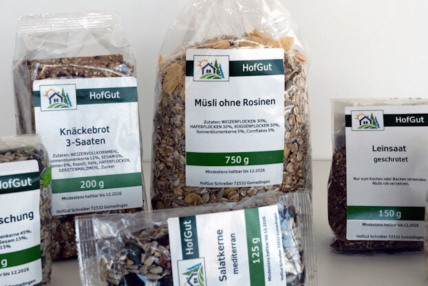 Roletiketten in digitale druk online bestellen: Tassen met verschillende zaden en noten, met digitaal bedrukte etiketten, op een tafel gerangschikt.