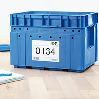 Universele etiketten op blauwe doos geplakt