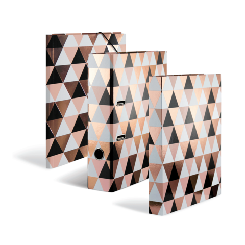Drei Ordner mit geometrischem Muster in Rosa, Schwarz und Weiß, die in unterschiedlichen Positionen angeordnet sind.
