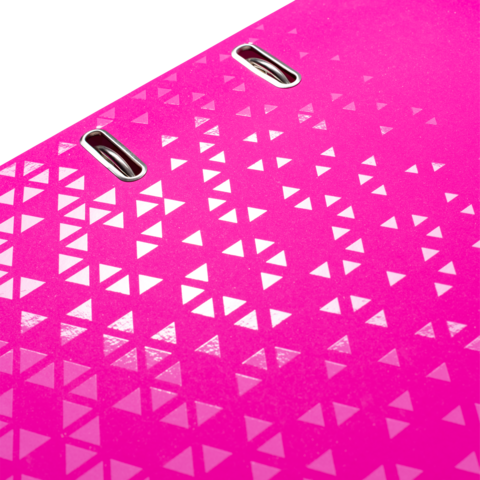 Pinkfarbener Hintergrund mit einem Muster aus weißen, kleinen Dreiecken und zwei Löchern oben.