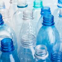 Duurzame etiketten: PET kunststof drankflessen, afbeelding voor HERMA Wash-off etiketten