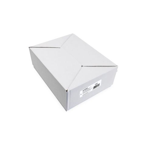 Weiße, quadratische Verpackung mit Klappdeckel, auf einem flachen Untergrund. Ein Etikett ist an der Seite sichtbar.