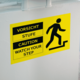Warnschild mit den Hinweisen "Vorsicht Stufe", "Caution" und "Watch Your Step", das auf eine Stufe hinweist.