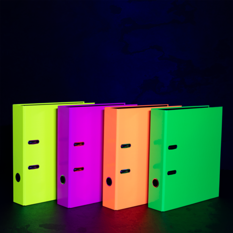 Felgekleurde mappen in neonkleuren (groen, paars, oranje, geel) staan naast elkaar op een donkere achtergrond.