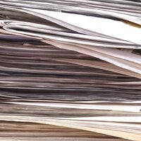 Duurzame etiketten: Afvalpapier in de stapel, basismateriaal voor HERMA recyclingetiketten.