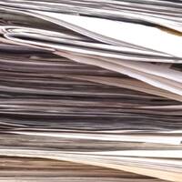 Duurzame etiketten: Afvalpapier in de stapel, basismateriaal voor HERMA recyclingetiketten.