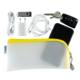 Ein gelbes Netzbeutel enthält ein Smartphone, Kopfhörer, Ladegerät, USB-Stick und Schlüssel.