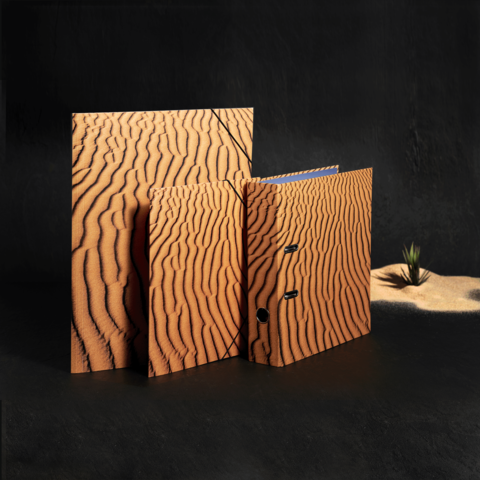 Drei Ordner mit einer strukturierten, wellenförmigen Oberfläche in verschiedenen Größen, auf einem dunklen Hintergrund platziert.