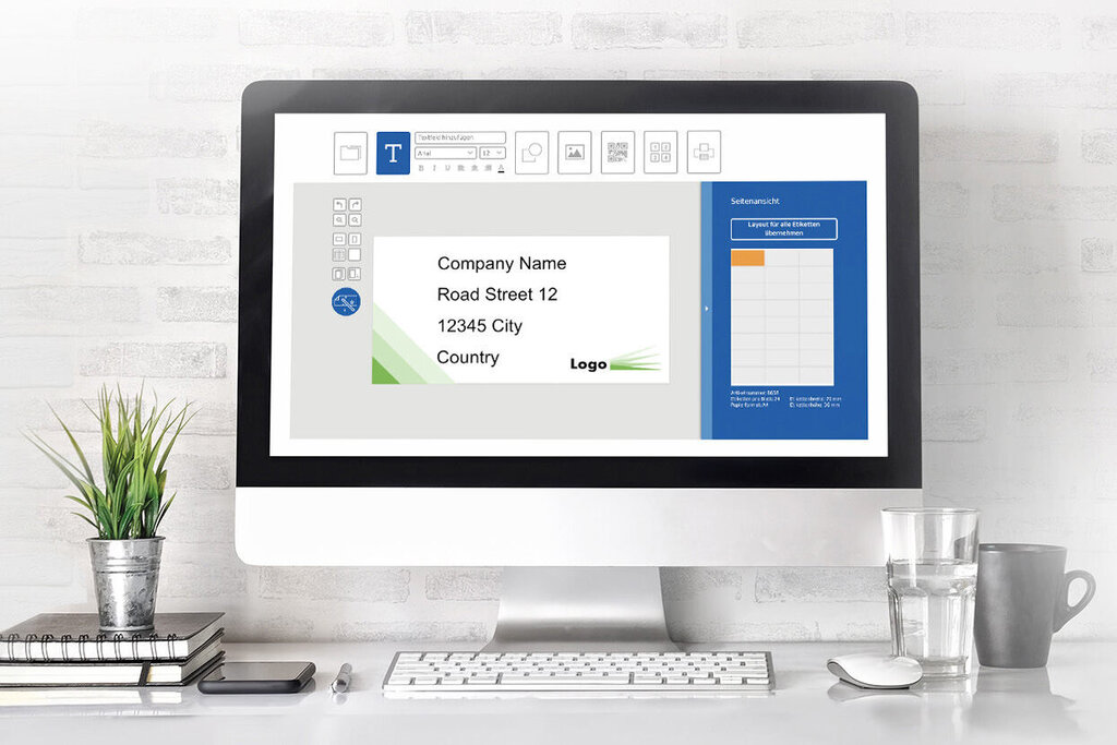 Een computerscherm toont een presentatie met tekst en grafieken. Op de tafel staan planten, notitieblokken en een glas water.