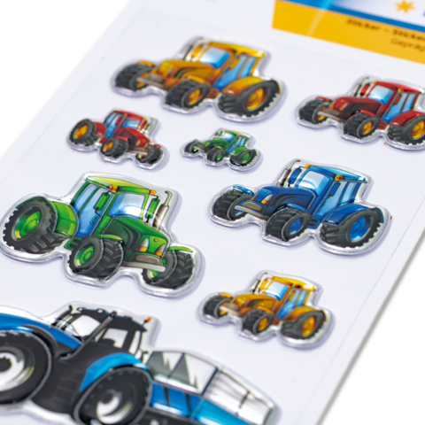 Bunte Aufkleber von Traktoren in verschiedenen Farben und Designs, angeordnet auf einem weißen Hintergrund.