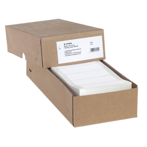 Eine geöffnete Kartonbox mit beschriftbaren Etiketten, die ordentlich gestapelt sind. Die Box ist aus braunem Karton.