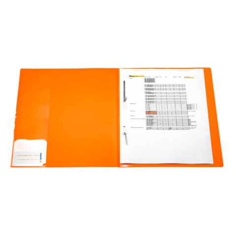 Oranger Ordner mit einem Dokument, das eine Tabelle enthält, die verschiedene Daten oder Informationen auflistet.