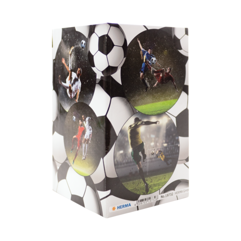 Verpackung mit Fußballmotiven, die Spieler in verschiedenen Spielszenen zeigen, umgeben von Fußballen.
