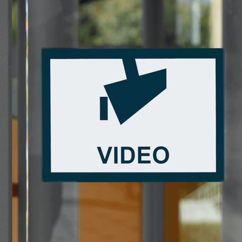 Schild mit einem Kamerasymbol und dem Wort "VIDEO", das auf Videoüberwachung hinweist.