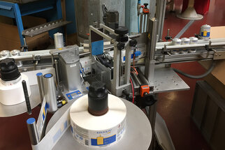 Kerzolin etiketten in HERMA etiketteermachine