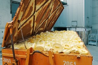 HERMA InNo-Liner: Container met dragerpapierafval, afval vermijden met het HERMA InNo-Liner-systeem