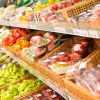 Voedseletiketten op verpakkingen van fruit en groenten, in het schap van de supermarkt.