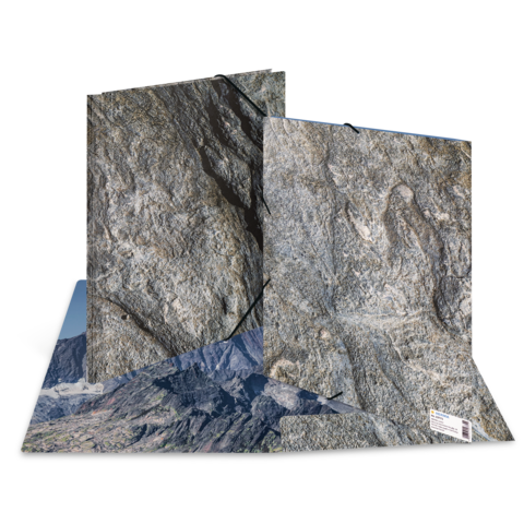 Felsformationen mit verschiedenen Texturen und Farben, die eine natürliche Landschaft darstellen. Im Hintergrund sind Berge und Täler sichtbar.