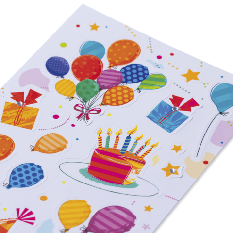 Bunte Aufkleber mit Luftballons, Geschenken und einer Geburtstagstorte mit Kerzen, ideal für Feierlichkeiten und Dekorationen.