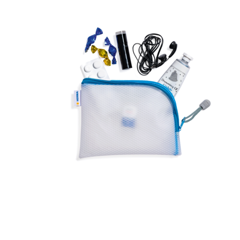 Ein durchsichtiger Beutel mit blauer Kante, gefüllt mit zwei Lego-Steinen, Kopfhörern, einer Taschenlampe, einem kleinen Gerät und Bonbons.