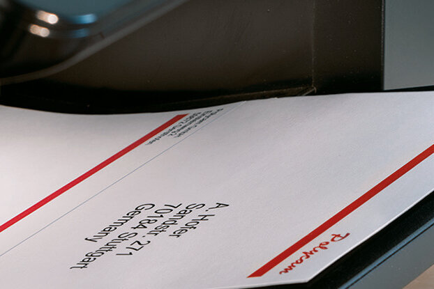Bedrukte etikettenvel komt uit de printer, gebruikt voor verwerkingsinstructies, liggend formaat.