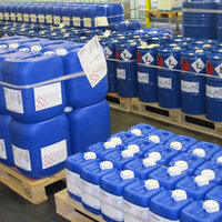 GHS-labels en chemielabels op blauwe kunststof vaten, op pallets