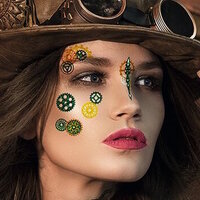 Vrouw met face art stickers op haar gezicht