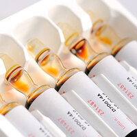 Flesjes met etiketten in de farmaceutische sector