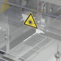Laseractiveerbare etiketten met barcode in het productieproces, close-up van de CO2-laserdruk eenheid.
