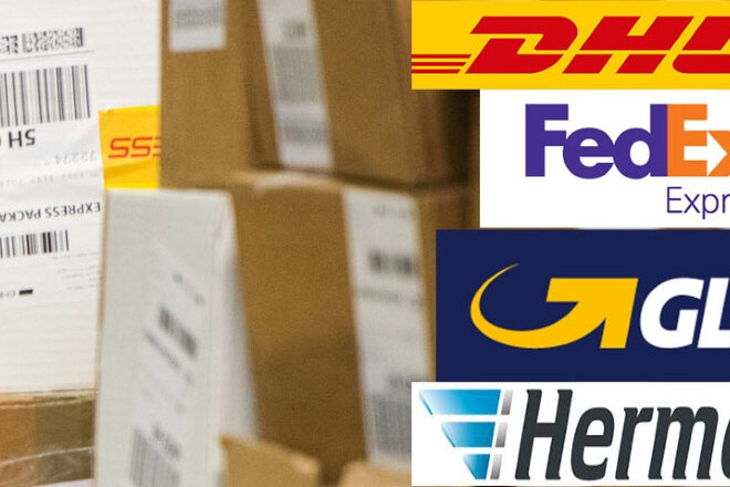 Logistieke etiketten en transportetiketten op karton, man met handscanner, met logo's van online verzenders, liggend formaat.