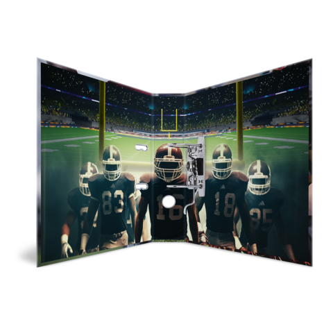 Eine Gruppe von American-Football-Spielern in Uniform steht auf dem Spielfeld, bereit für das Spiel, mit einem Stadion im Hintergrund.