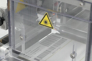 Laseractiveerbare etiketten: met barcode in het productieproces, close-up van de CO2-laserdruk eenheid