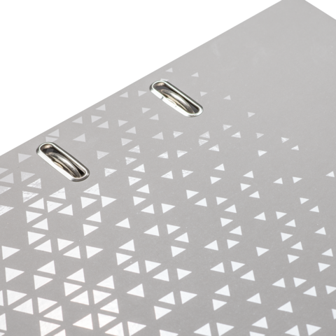 Silberne Oberfläche mit einem geometrischen Muster aus kleinen, weißen Dreiecken und zwei Löchern für Befestigungen.