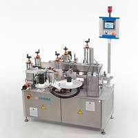 Een etiketteermachine met meerdere stations, uitgerust met cilinders en een bedieningspaneel voor de besturing.