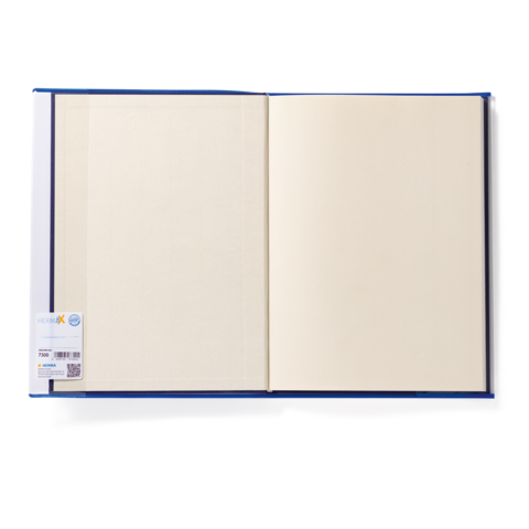 Ein offenes, leeres Notizbuch mit blauen Einband und zwei leeren Seiten. Ein Etikett ist auf der linken Innenseite sichtbar.