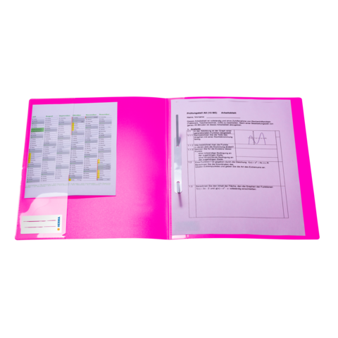 Ein pinkfarbener Ordner, geöffnet, mit einem Dokument und einer Tabelle auf der linken Seite sowie einem weiteren Dokument auf der rechten Seite.