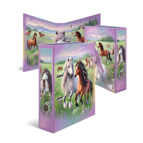 Ein Ordner mit bunten Pferdemotiven auf der Vorderseite, umgeben von einer Wiese mit weiteren Pferden im Hintergrund.