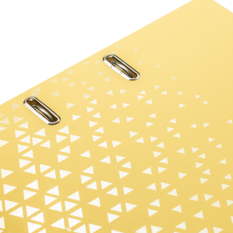 Gelbes Blatt mit einem geometrischen Muster aus weißen Dreiecken und zwei Metallösen oben.