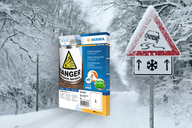 Een bevroren verkeersbord met een waarschuwing voor gladheid, naast een productverpakking voor strooizout in een besneeuwd landschap.