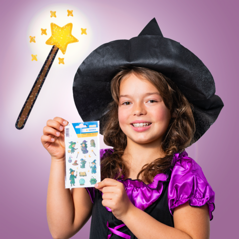 Een meisje in een heksenoutfit houdt een blad met stickers vast en toont een toverstok met een fonkelende ster.